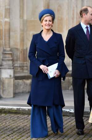 Décembre 2019 : Ultra chic, Sophie de Wessex se rend à la messe de l'abbaye de Westminster en l'hommage de Sir Donald Gosling. La comtesse porte une tenue très moderne en cette occasion. Elle adopte le total look bleu avec un pantalon très large, ainsi qu'un manteau ceinturé. Elle porte également un petit tambourin dans les mêmes tons. 