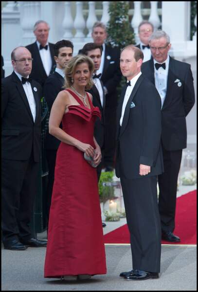 Avril 2011 : Le prince Edward et la comtesse de Wessex, en robe rouge longue lors d'un dîner à Londres, la veille du mariage de Kate Middletonet William. 