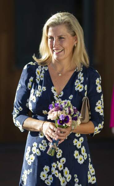 Septembre 2018 : La comtesse de Wessex, porte une petite robe à fleurs pour se rendre à la célébration du 15ème anniversaire du " Me2 Club " à l'école Addington à Woodley. Un style léger et décontracté qu'on n'a pas l'habitude de voir sur Sophie de Wessex. 