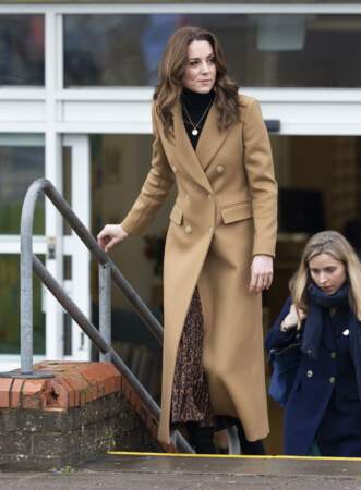 Kate Middleton a aussi fait sensation avec ce manteau camel Massimo Dutti soldé, tout comme sa jupe Zara.