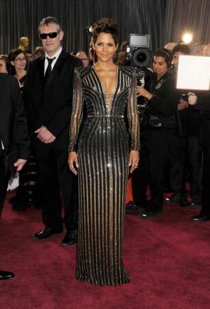 Halle Berry est arrivée aux Oscars de 2013 avec une création signée Versace