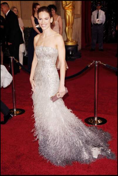 Hilary Swank est sublime dans la robe à plume Gucci qu'elle porte à l'occasion de la cérémonie des Oscars de 2011