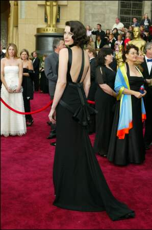 Liv Tyler en Givenchy avec un sublime dos nu pour la cérémonie des Oscars en 2004