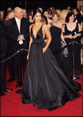 Camila Alves est sublime dans cette robe carbone au décolleté plongeant de Kaufman franco pour les Oscars de 2011