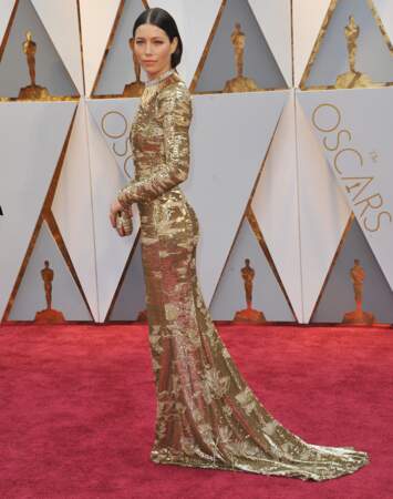 Jessica Biel porte une robe gold Kaufman Franco pour la 89e cérémonie des Oscars en 2017