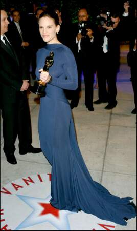 Hilary Swank est apparue aux Oscars 2005 dans une sublime robe de soie signée Guy Laroche. 
