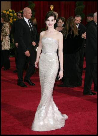 Anne Hathaway en robe Armani lors des Oscars de 2009
