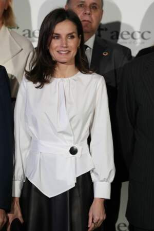 A l'inverse d'une Kate Middleton, adepte des ensembles plus classiques, Letizia d'Espagne mise régulièrement sur des coupes plus audacieuses, comme en témoigne sa blouse portée ce 4 février.