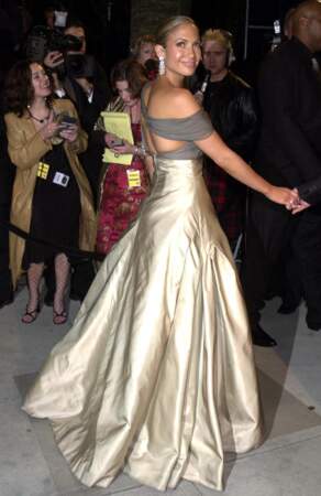 Jennifer Lopez porte une robe Chanel aux Oscars en 2001