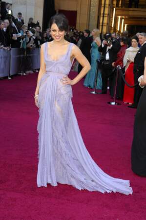 Mila Kunis porte une sublime création d'Elie Saab couleur lilas lors des Oscars de 2011