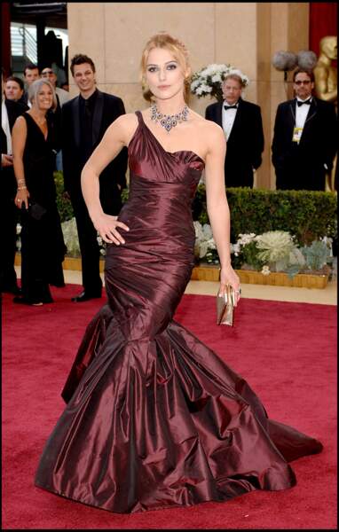 Keira Knightley dans une robe bordeaux en taffetas signée Vera Wang pour les Oscars de 2006