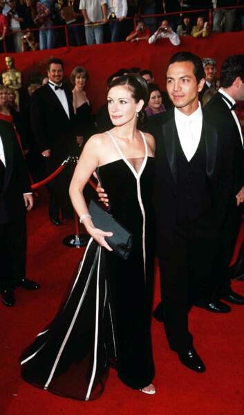 Julia Roberts au bras de Benjamin Brat, porte une création Valentino en 2001 