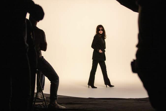 Isabelle Adjani porte une paire de lunettes de soleil carré en acétate noir.