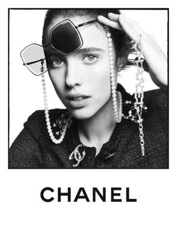 Margaret Qualley, la fille de l'actrice Andie McDowell, est aussi égérie de cette campagne Eyewear de Chanel, été 2020.