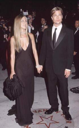 Jennifer Aniston sublime avec un décolleté plongeant accompagnée de Brad Pitt pour la soirée Vanity Fair Oscar Party en l'an 2000