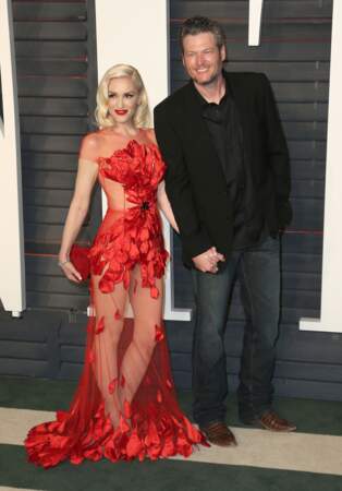 Gwen Stefani dans une robe, Yanina Couture, rouge et transparente lors de la soirée Vanity Fair Oscar Party en 2016