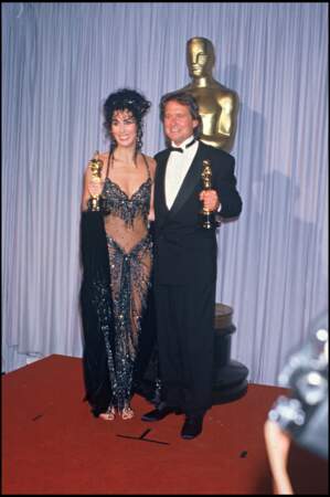 Cher porte une tenue brillante et transparente à l'occasion de la soirée des Oscars de 1988