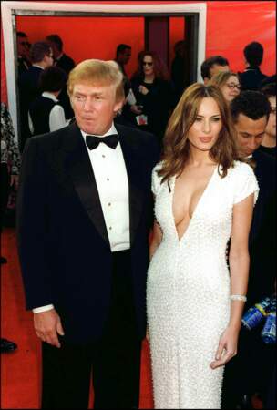 Melania Trump est arrivée lors de la cérémonie des Oscars 2001 dans une robe blanche à perle et au décolleté plongeant