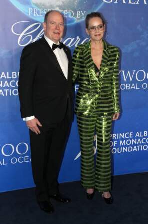 Le prince Albert II de Monaco prend la pose tout sourire avec Sharon Stone lors de la Soirée de gala "Global Ocean" à Hollywood le 6 février 2020. 