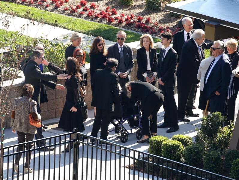 Entourée de sa belle-mère et de ses enfants, Catherine Zeta-Jones accueille les invités