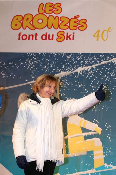Pour les 40 ans des "Bronzés font du ski" Marie-Anne Chazel a sorti le grand jeu : doudoune, gant et SPF dans son soin visage