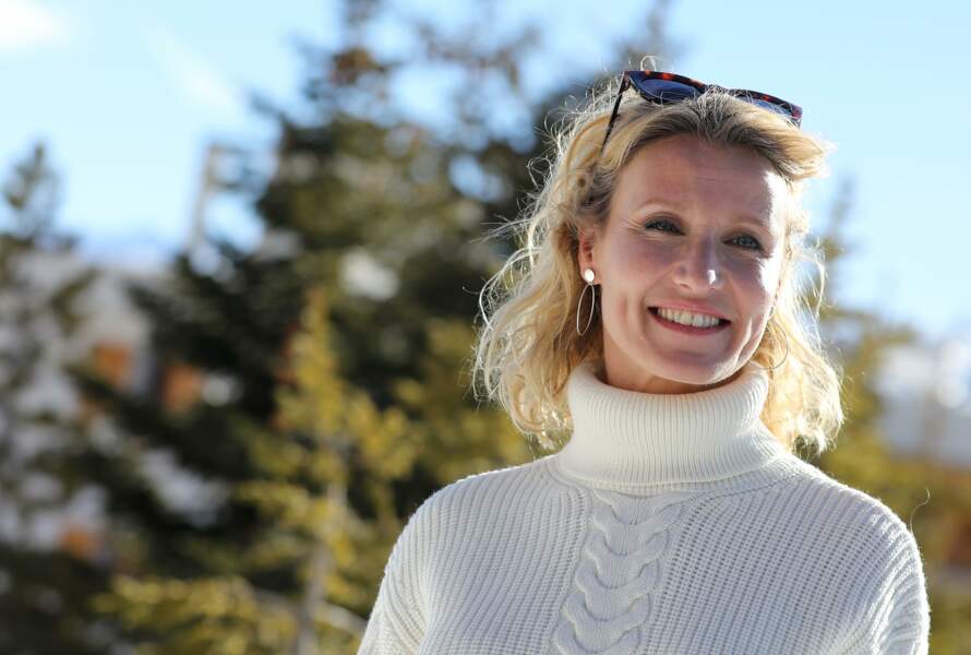 Présidente du jury du Festival International du Film de Comédie 2019, Alexandra Lamy est arrivée à l'Alpe d'Huez équipée : crème solaire, crème riche à appliquer matin et soir et lunettes de soleil
