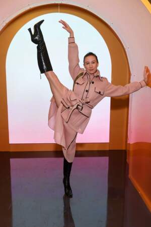 La danseuse de ballet Isabella Boylson gracieuse en ensemble rose Fendi.