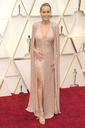 Brie Larson fait appel à la maison française Celine pour sa robe fendue éclatante. 