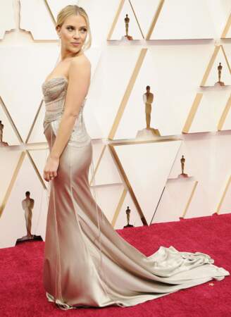 Scarlett Johansson succombe au bustier en Oscar de la Renta. 