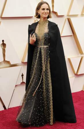Sur la cape qui accompagne sa robe Dior, Natalie Portman a fait broder le nom des réalisatrices non nominées par l'Académie des Oscars. 