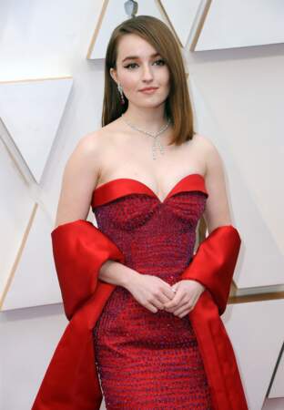 L'actrice Kaitlyn Dever choisit la maison Louis Vuitton pour sa robe bustier rouge. 