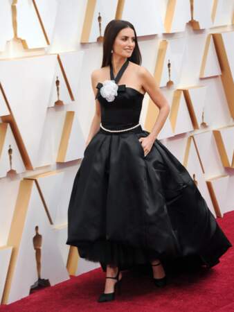 Penelope Cruz mise sur un classique : une robe noire signée Chanel.