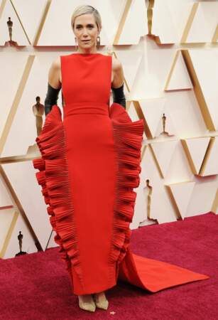 Kristen Wiig exprime son excentricité dans une création Valentino rouge vif. 