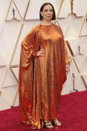 Maya Rudolph accessoirise d'une cape assortie sa tenue pailletée Valentino.