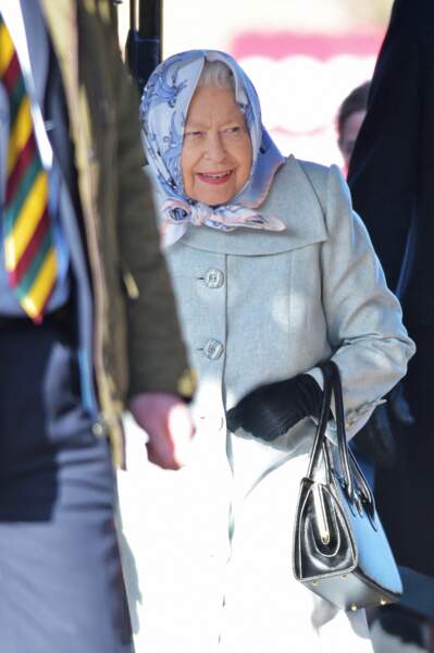 Après avoir appris le divorce des Phillips, la reine Elizabeth II arrive à Londres.
