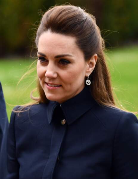 Kate Middleton opte pour une mise en beauté simple afin de mettre en valeurs sa tenue Alexander McQueen