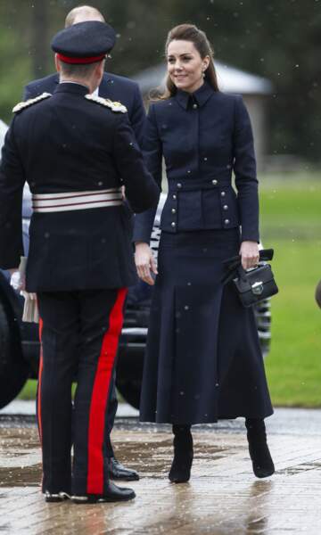 En look d'inspiration militaire, Kate Middleton frappe fort dans son ensemble Alexander McQueen pour son apparition à Loughborough