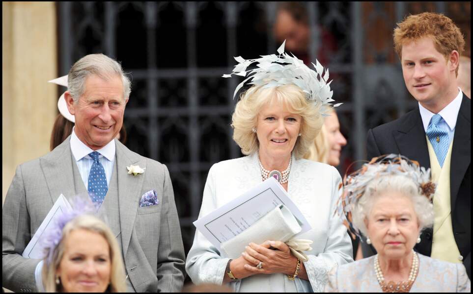 Autres invités de Peter Phillips et Autumn Kelly : le prince Charles et Camilla, mariés trois ans plus tôt, au côté du prince Harry.