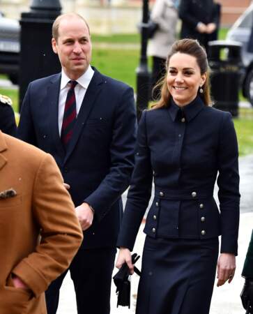 Aux côtés de son mari le prince William, la duchesse de Cambridge est resplendissante pour rendre visite aux blessés de guerre du Centre de réadaptation médicale de la défense à Loughborough