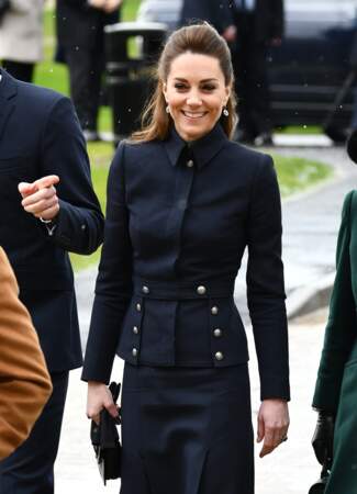 Kate Middleton apparait chic et stylée en visite au Centre de réadaptation médicale de la défense à Loughborough ce 11 février