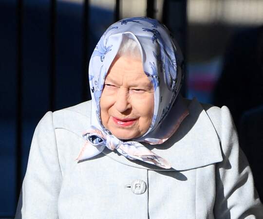 La reine Elizabeth II arrive à Londres, digne et classe.