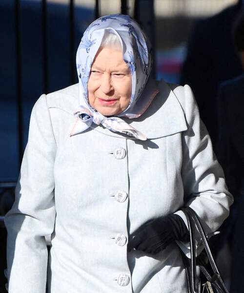 Comme si de rien n'était, la reine Elizabeth II arrive à Londres.