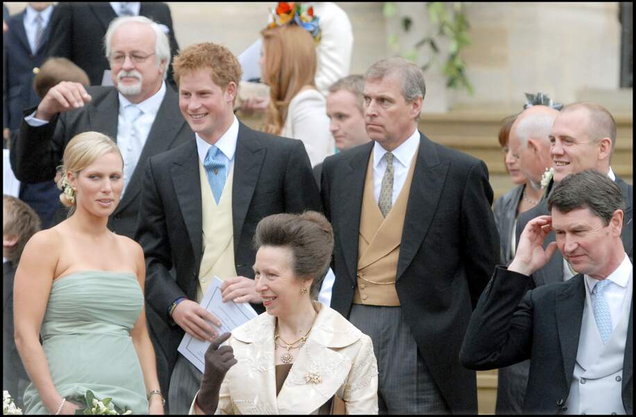 La mère du marié, la princesse Anne, entouré de sa fille Zara, de son neveu Harry et de son frère Andrew. 
