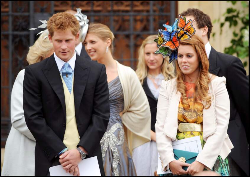 Harry et sa cousine Beatrice d'York, sur le perron de la chapelle St George de Windsor emprunté par le prince et Meghan Markle le 19 mai 2018.