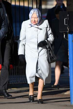 Même "contrariée", la reine Elizabeth II reste flegmatique en arrivant à Londres.