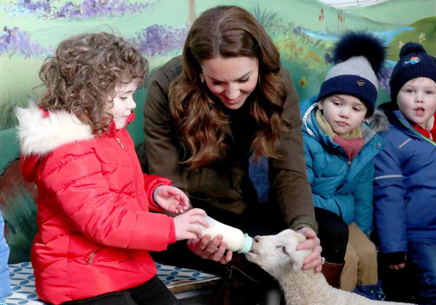 Très à l'aise avec les enfants, Kate Middleton a également montré à ses petits compagnons de la journée comment donner le biberon à des agneaux.