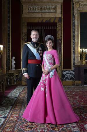 PHOTOS - La reine Letizia sublime aux côtés des princesses Leonor et Sofia sur les nouveaux portraits officiels
