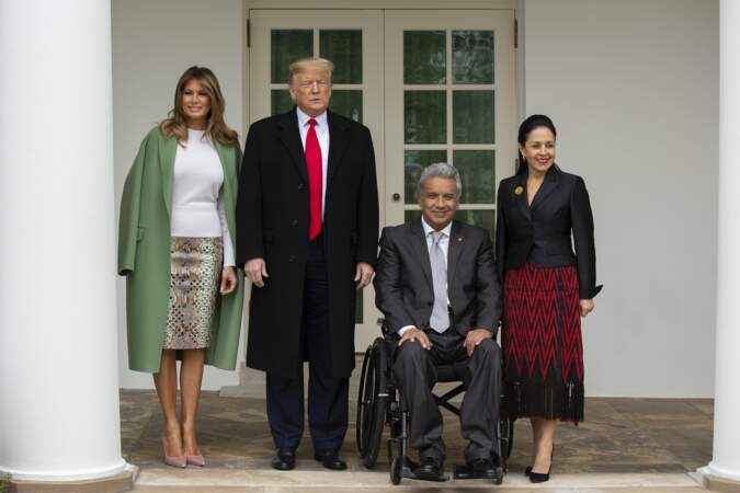 Avec les tons de verts de sa tenue, Melania Trump se démarque pour ces photos officielles devant la Maison-Blanche