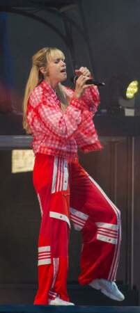 C'est une tenue bicolore rouge et blanche qu'a choisie Angèle pour monter sur la scène du Main Square Festival Arras 2019, en juillet dernier. Un look oversize tendance, osé par la chanteuse malgré son petit gabarit.