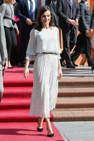 La reine Letizia d'Espagne lors d'une visite de l'église Notre-Dame-de-l'Assomption le 14 février 2020. La reine portait une robe similaire lors d'un voyage à Cuba le 14 novembre 2019. La robe en question vient de la maison Massimo Dutti. 
